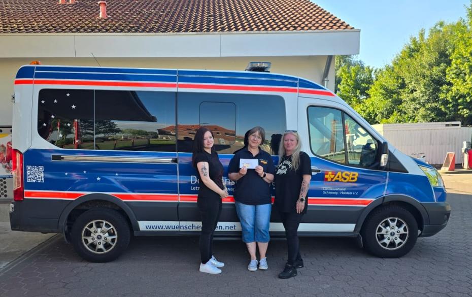 Spendenübergabe mit Wünschewagen an der Tankstelle