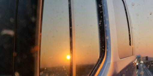 Die untergehende Sonne spiegelt sich in der Seitenscheibe des ASB-Wünschewagens.