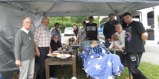 Edith B. im Kreis ihrer Familie und Freunde